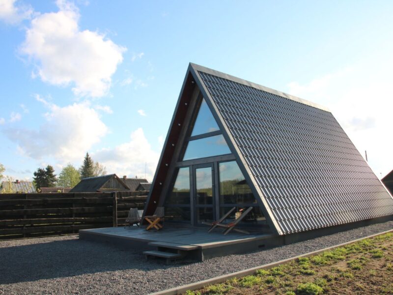 Треугольный дом на берегу озера A-frame Горыныча