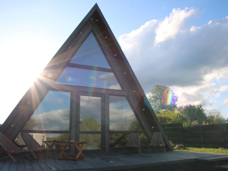 Треугольный дом на берегу озера A-frame Горыныча