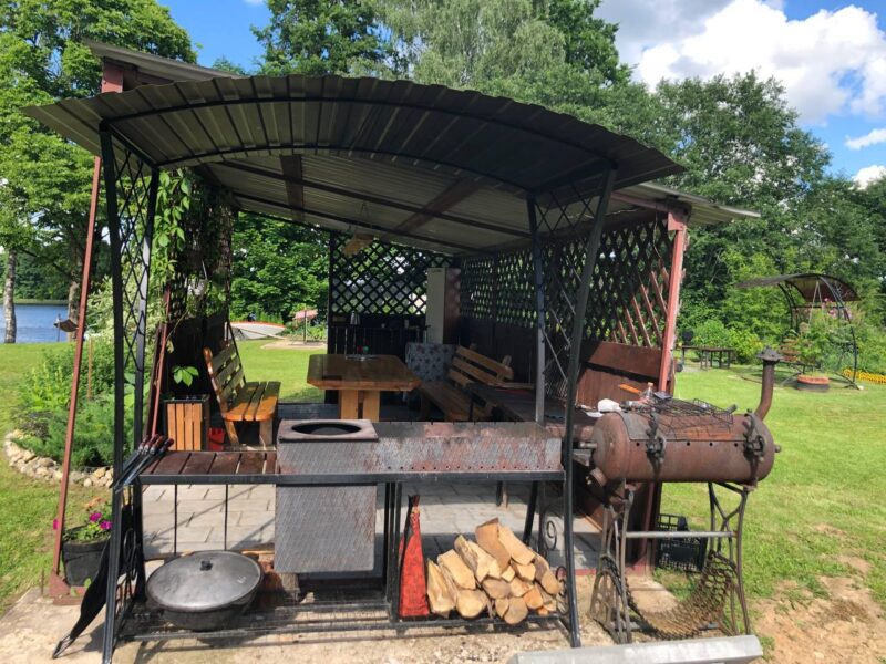 Домик на берегу озера